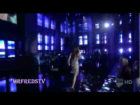 Selena Gomez canta A Year Without Rain en ingles y en español en vivo